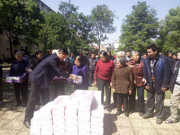 敬老院送溫暖活動(dòng)